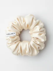 Elastic de păr din mătase naturală Velina Ivory, pe fundal deschis.