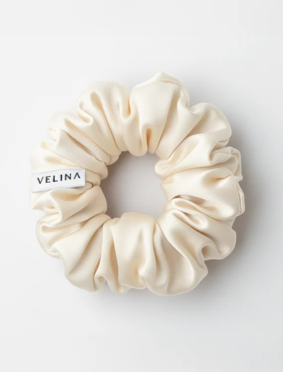 Elastic de păr din mătase naturală Velina Ivory, pe fundal deschis.