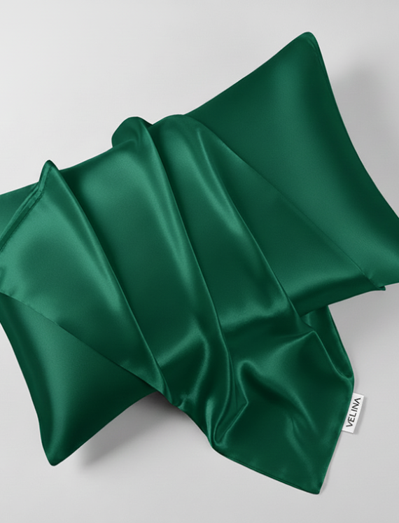 Față de pernă din mătase naturală verde smarald VELINA, 50x70 cm, prezentare material