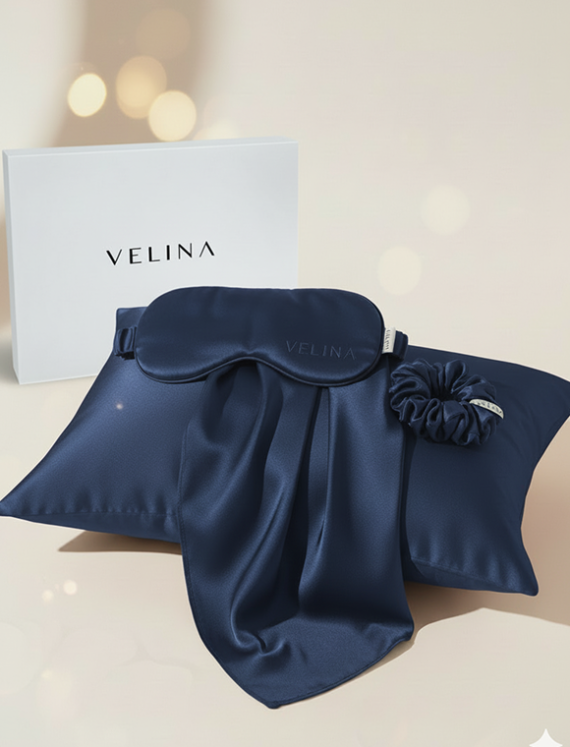 Set din mătase naturală bleumarin VELINA cu mască de dormit, față de pernă și scrunchie, prezentat într-un cadru elegant