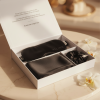 Set din mătase naturală negru VELINA, ambalat în cutie cadou elegantă, cu față de pernă, mască de dormit și scrunchie