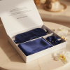 Set din mătase naturală bleumarin VELINA, ambalat în cutie cadou elegantă, cu față de pernă, mască de dormit și scrunchie
