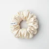 Elastic de păr din mătase naturală Velina Ivory, pe fundal deschis.